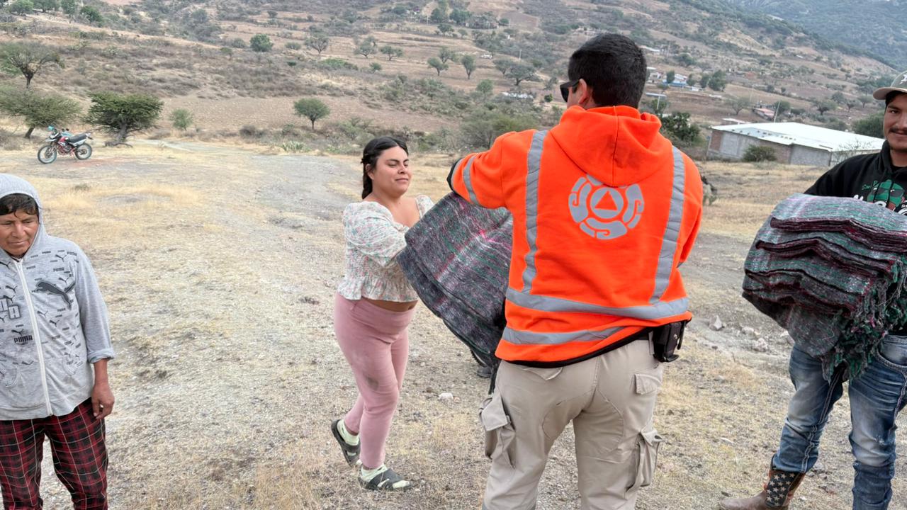 Operativo Invernal 2025, La Dirección Municipal de Protección Civil realiza recorridos por comunidades de zona norte para entregar cobijas y realizar platicas preventivas/recomendaciones para esta temporada invernal